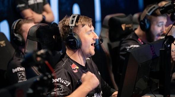 出自豪门青 出自豪门青