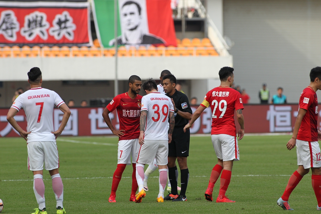 球掩护与手 球掩护与手